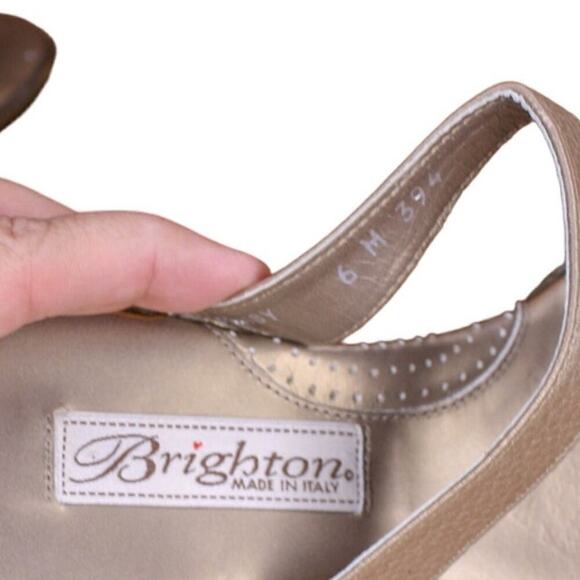 Brighton Pansy Sandal Thong Flip Flop Gold Leather Metal Medallion Size 6M - Picture 5 of 6